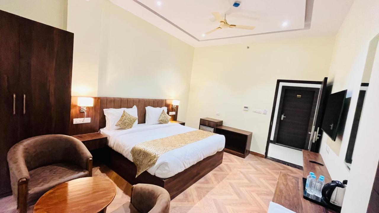 Hotel Ekas Lucknow Ngoại thất bức ảnh