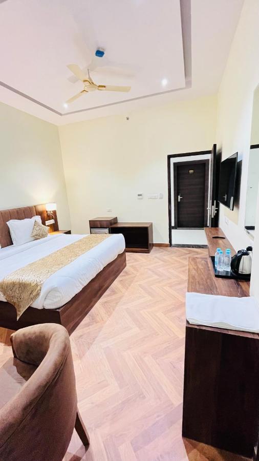 Hotel Ekas Lucknow Ngoại thất bức ảnh