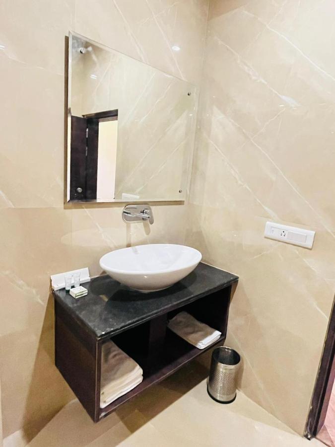 Hotel Ekas Lucknow Ngoại thất bức ảnh