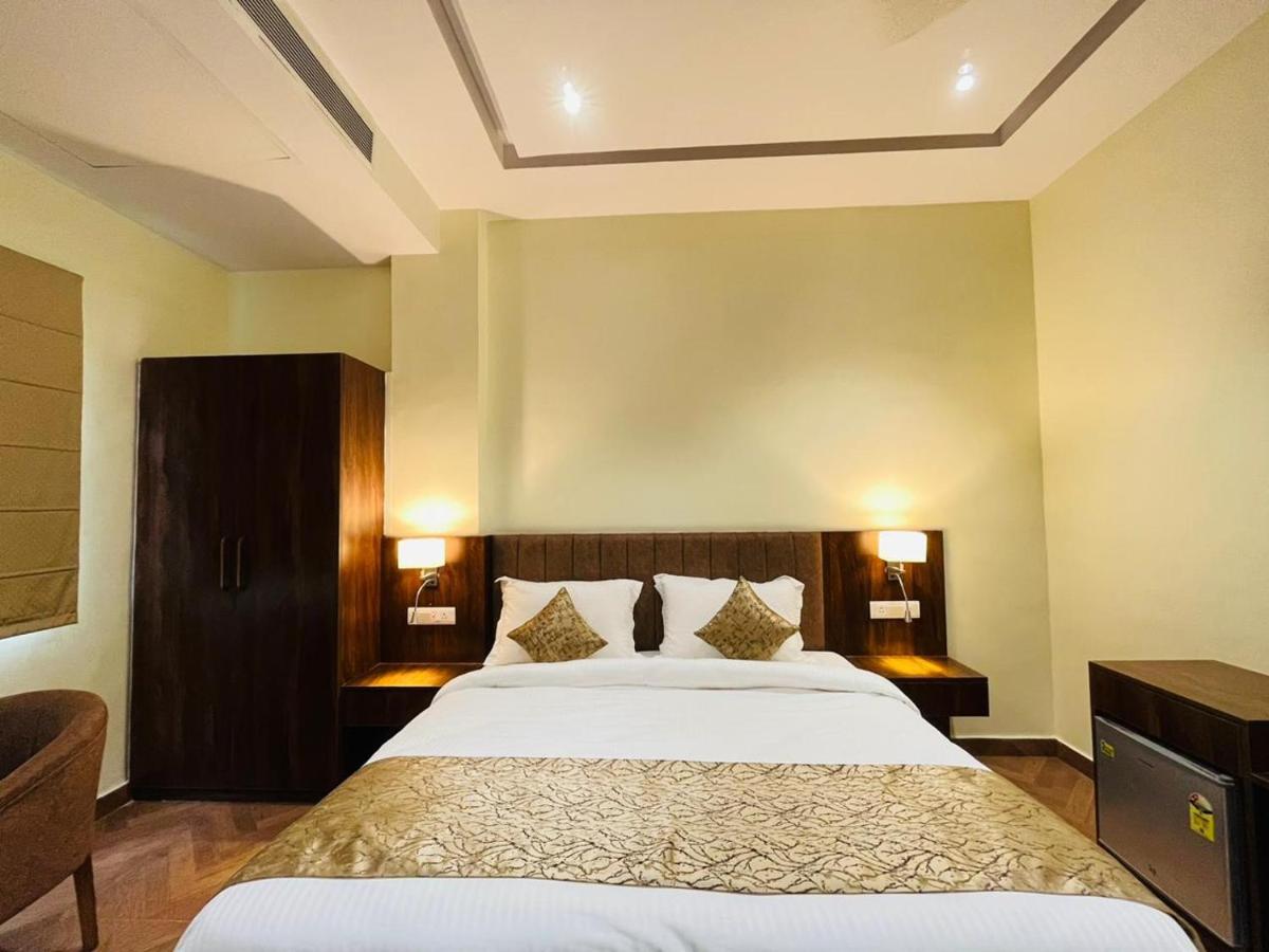 Hotel Ekas Lucknow Ngoại thất bức ảnh