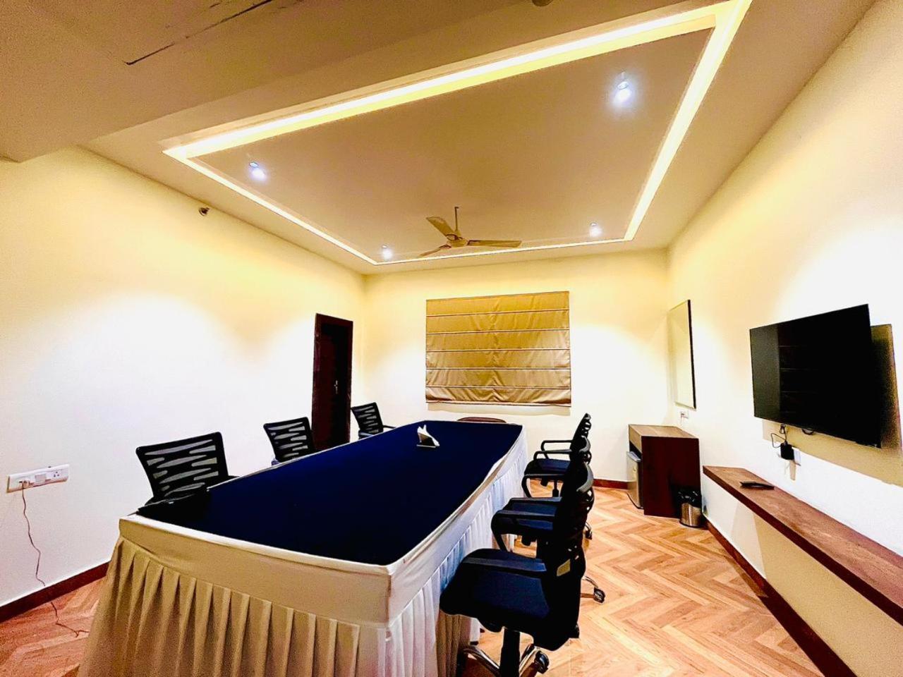 Hotel Ekas Lucknow Ngoại thất bức ảnh