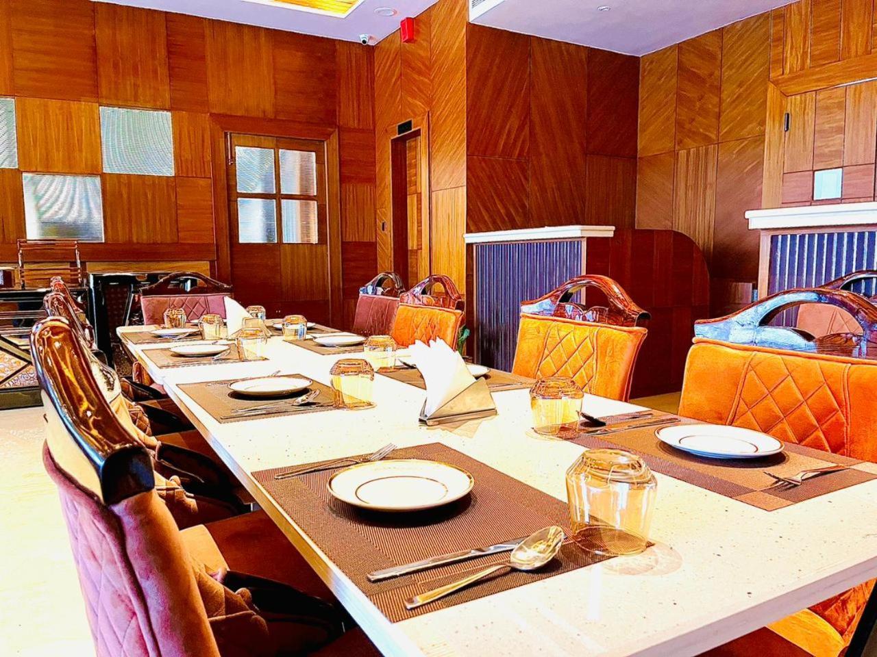 Hotel Ekas Lucknow Ngoại thất bức ảnh