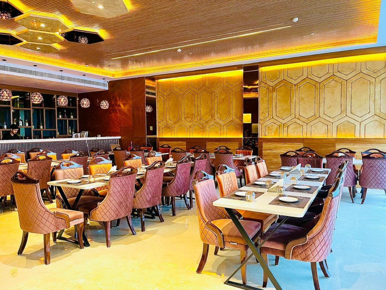 Hotel Ekas Lucknow Ngoại thất bức ảnh