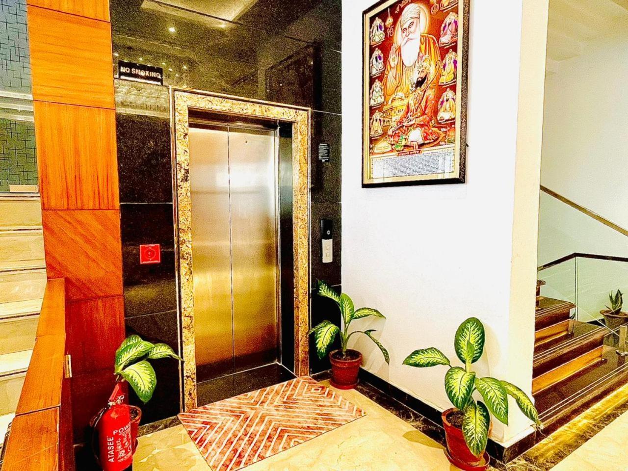 Hotel Ekas Lucknow Ngoại thất bức ảnh