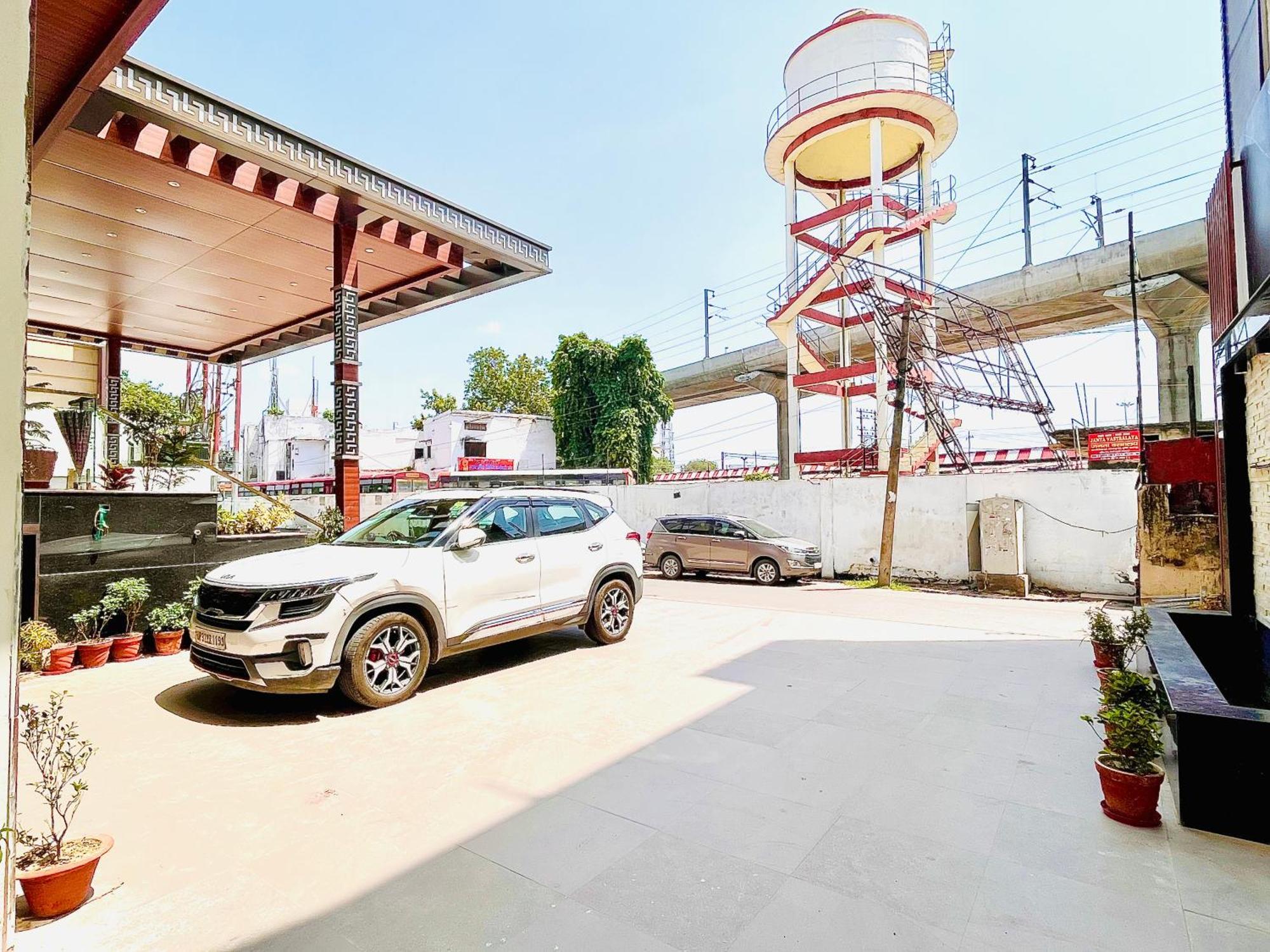 Hotel Ekas Lucknow Ngoại thất bức ảnh